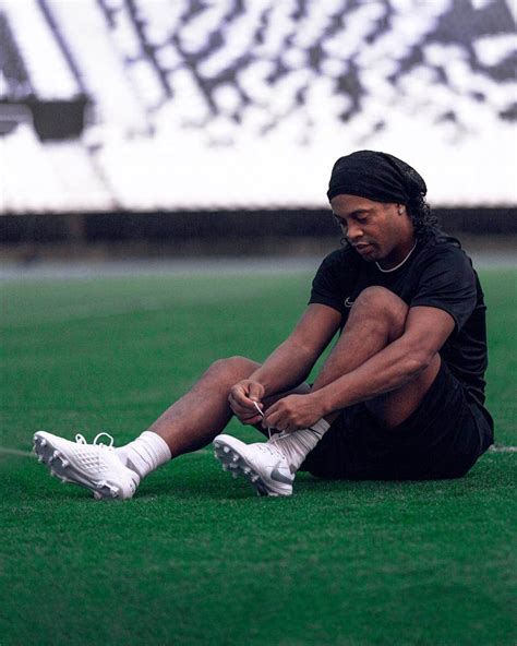 what boots did Ronaldinho wear